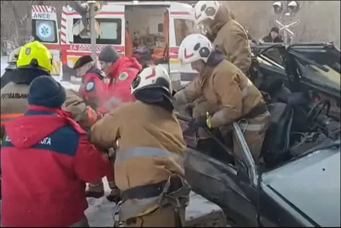 Поїзд на Івано-Франківщині протаранив легковик, троє людей госпіталізовано