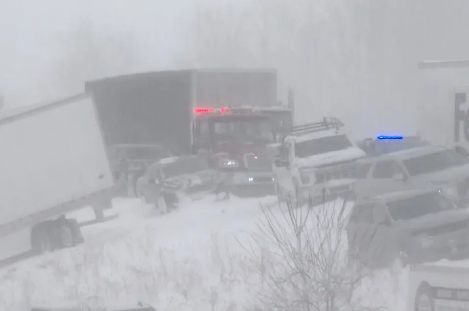 Сильний снігопад у США призвів до масової аварії з понад сотні автівок