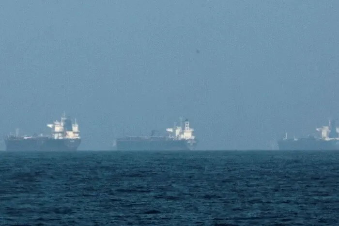 Біля Ормузької протоки зупинилися тисячі суден