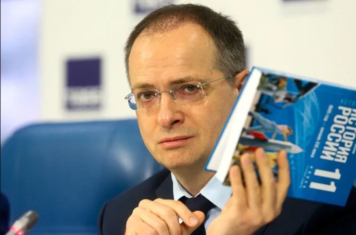 Російські вчителі скаржаться на підручники з історії від помічника путіна