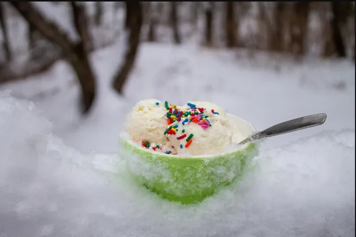 «Снігове морозиво» з TikTok: лікарі пояснили, чим воно небезпечне