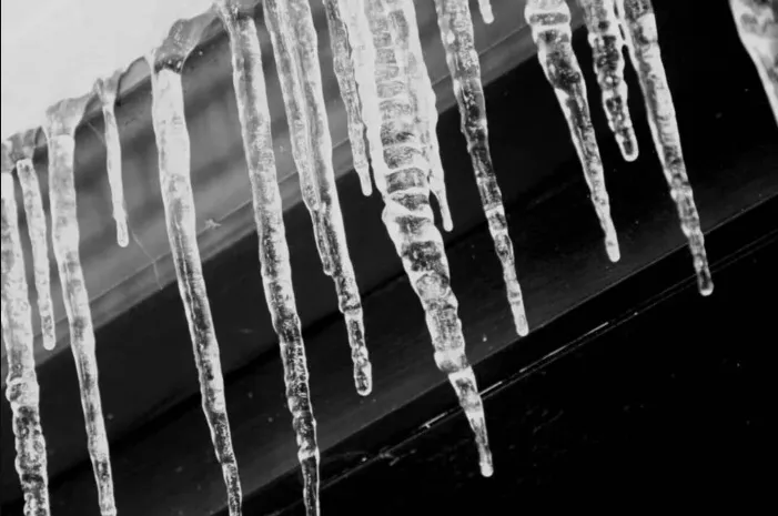 Мін’юст пояснив, як отримати відшкодування через падіння бурульок на авто