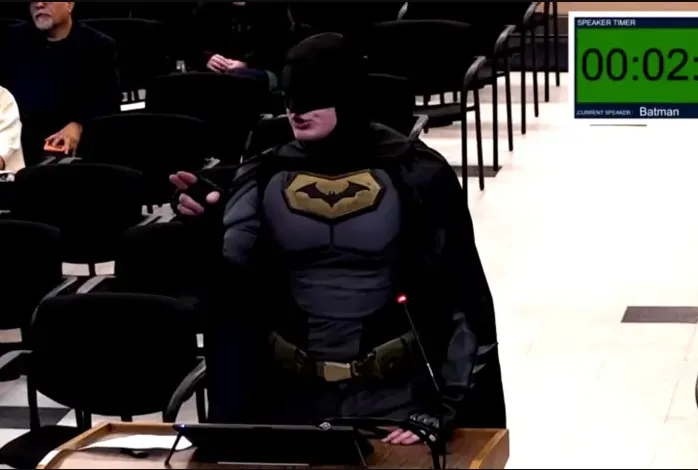 Бетмен зірвав засідання міськради в Каліфорнії – Reuters