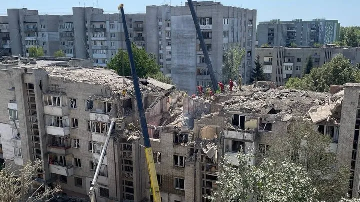 У Львові триває розбір завалів після ракетного удару РФ, врятовано 13 людей
