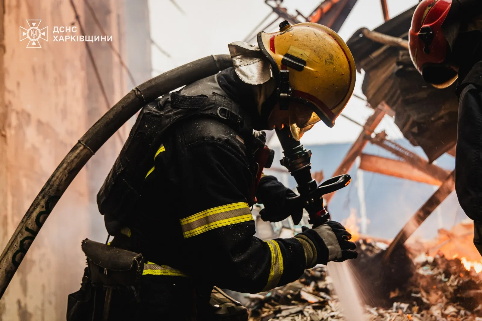Фото: рятувальники показали наслідки ворожої атаки на Харківщині