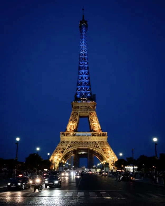 Ейфелеву вежу в Парижі підсвітили у кольори прапора України