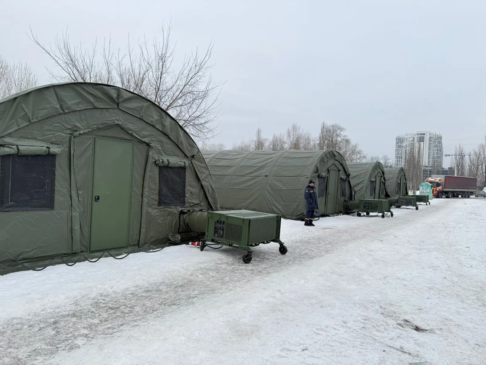 Для мешканців Дніпровського району розгорнули наметові містечка