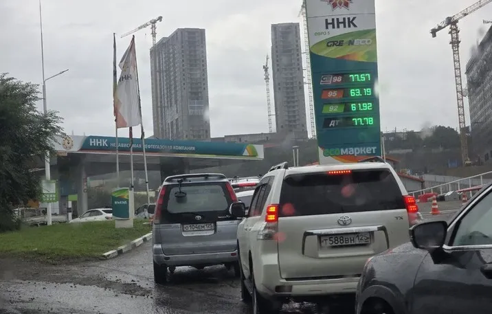 Відео: у Росії не зникають кілометрові черги на АЗС