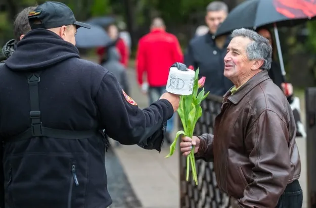 У Вільнюсі роздавали туалетний папір із Путіним