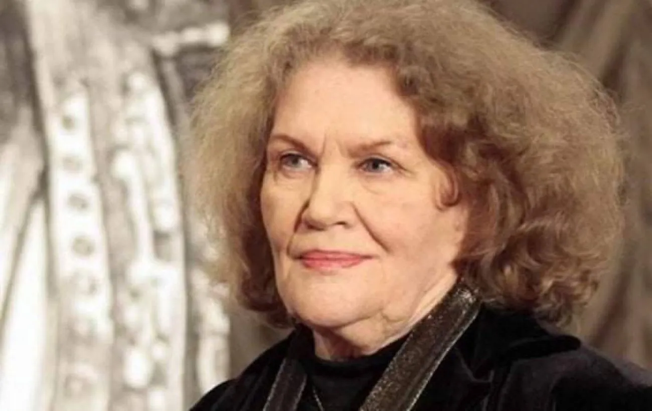 Lina Kostenko read her poem “Wings” to the “Birds of Madjar” troupe