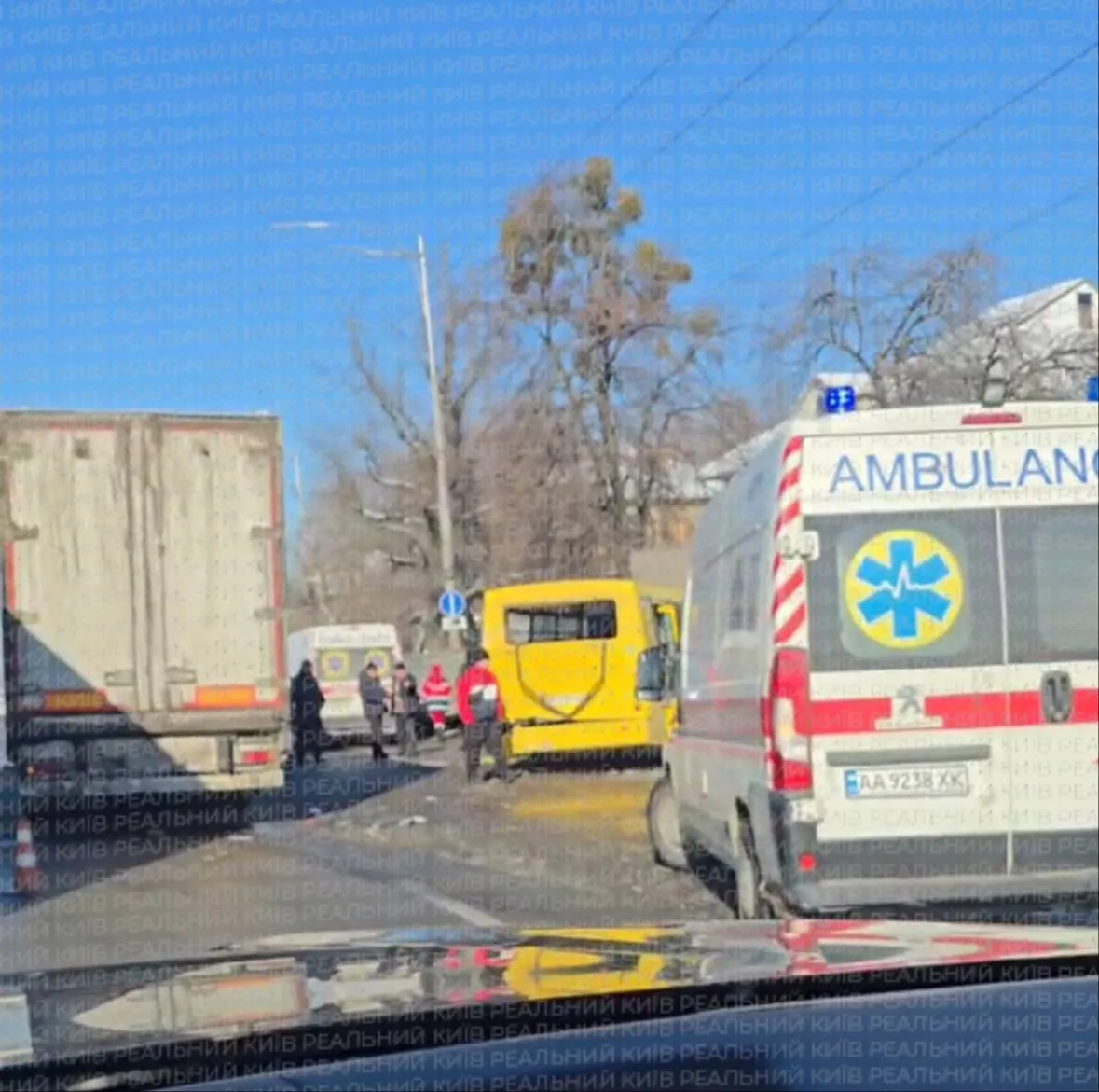 У Києві маршрутка зіткнулася з фурою, є постраждалі, рух ускладнено