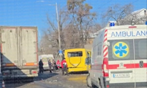 У Києві маршрутка зіткнулася з фурою, є постраждалі, рух ускладнено