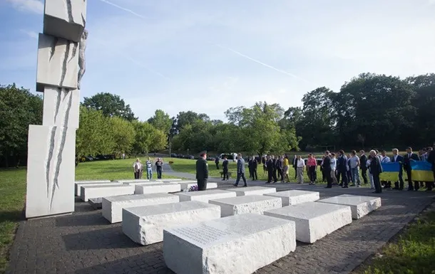 Польща вимагає ексгумації жертв Волинської трагедії для продовження діалогу з Україною