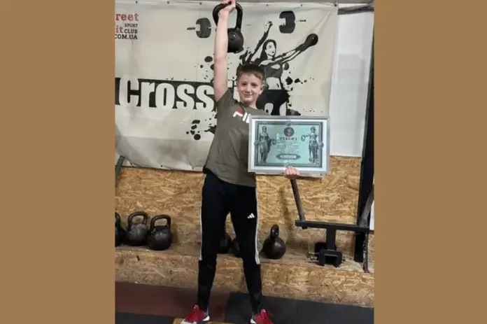 Відео: 13-річний школяр встановив рекорд України з поштовху гир