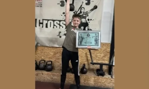 Відео: 13-річний школяр встановив рекорд України з поштовху гир