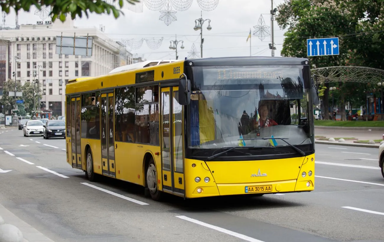 У Києві через перекриття Південного мосту змінили рух метро та автобусів