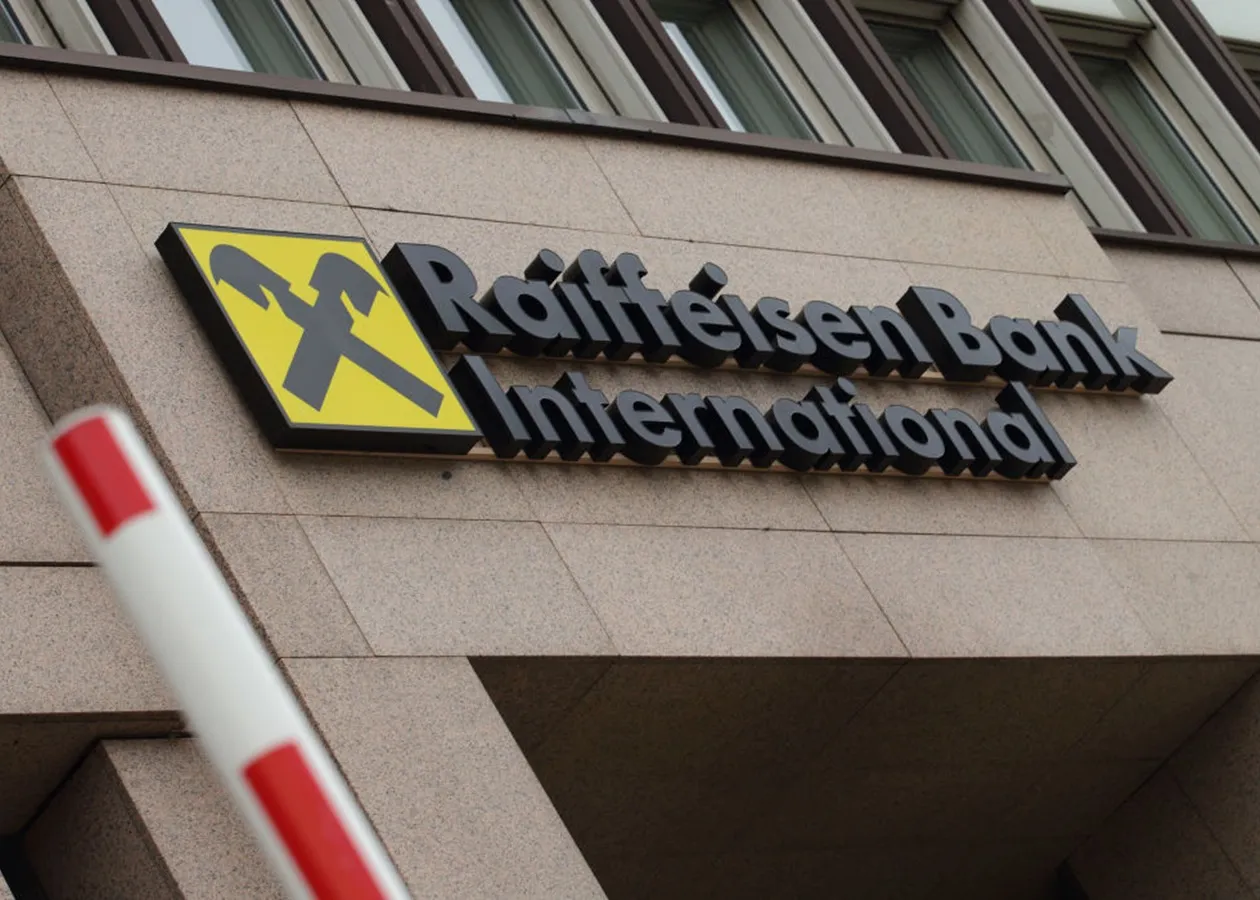 Російський суд змушує Raiffeisen виплатити сотні мільйонів