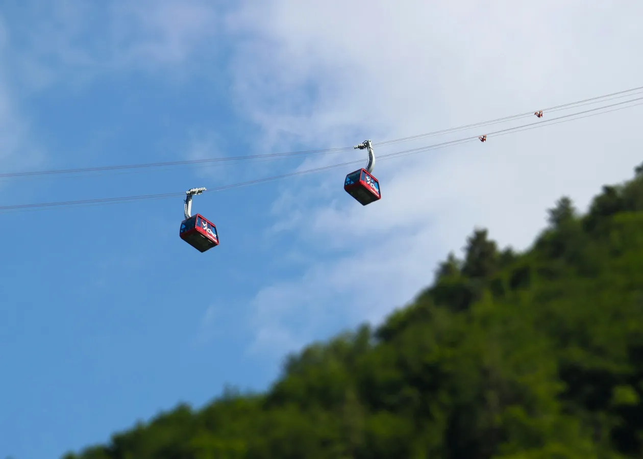 Аварія в горах Італії, десятки людей застрягли на канатній дорозі