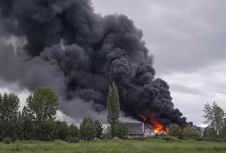 Вибух на Рівненщині спричинив пожежу на заводі з виробництва пінопласту