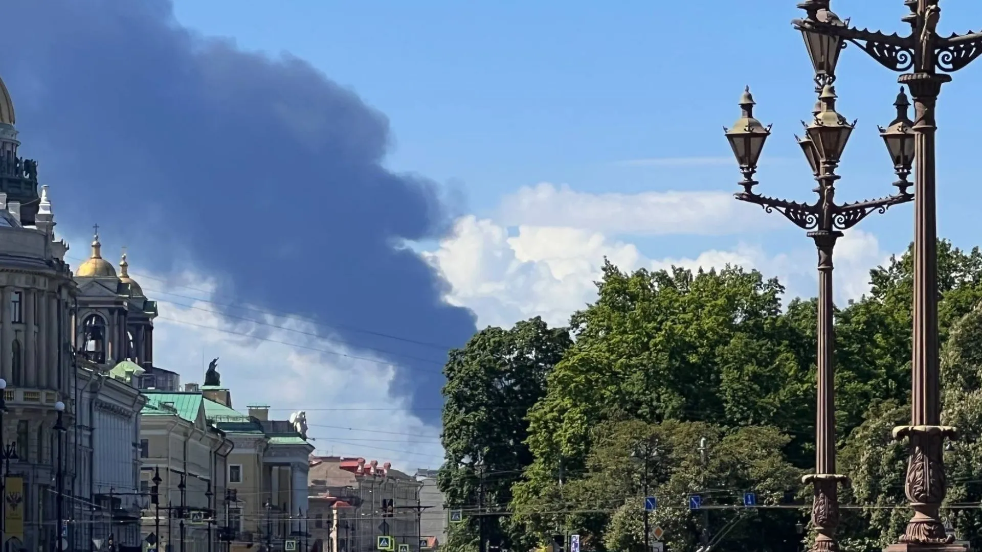 Россияне атакуют Киев: в столице горят складские здания