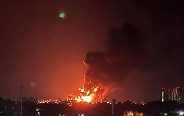 В РФ через атаку безпілотників загорівся НПЗ, пошкоджено судно у порту «Кавказ»