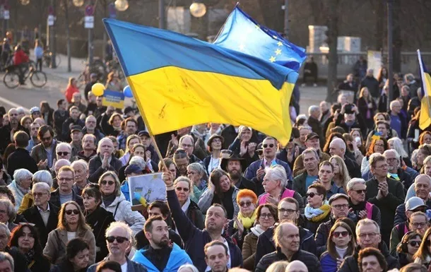 Більшість українців підтримують проведення референдуму щодо мирної угоди з рф, — опитування