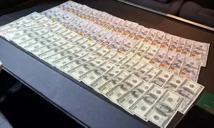 ДБР викрило патрульного, який за $7 тисяч організовував виїзд до Польщі