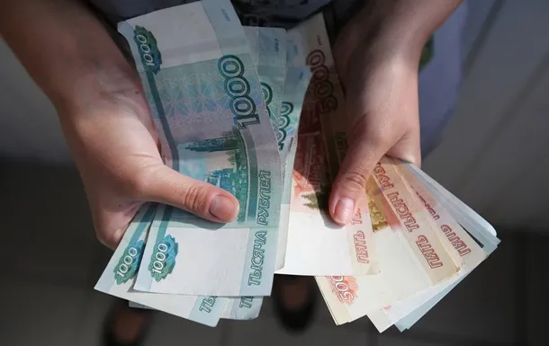В РФ стрімко зростає обіг готівки на тлі перебоїв з мобільним інтернетом — Bloomberg