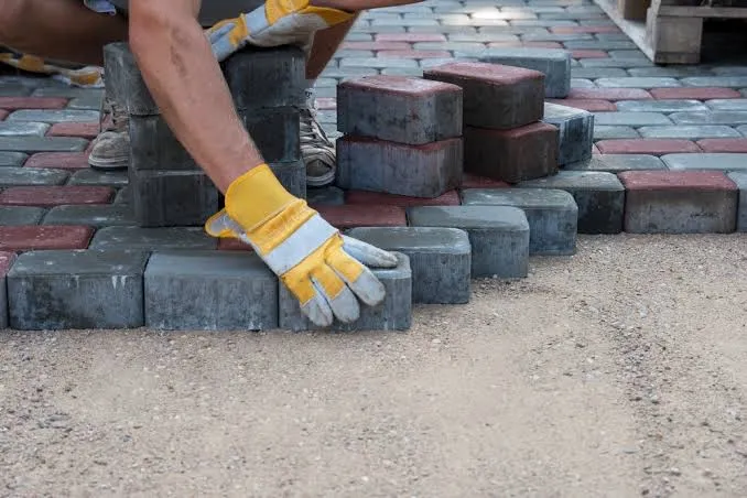Video: A scandal has erupted in Kyiv over the repair of sidewalks instead of school shelters