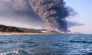 росіянам загрожують дощі з сірчаної кислоти через пожежу в Туапсе