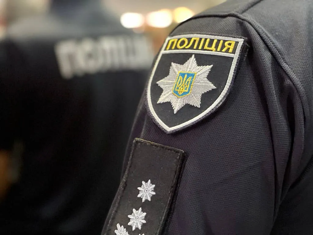 У Києві жінка обіцяла чоловікам бронь та виїзд за кордон за $18 тисяч