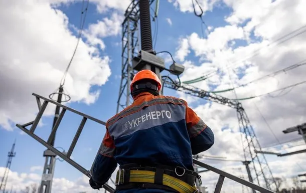 У низці областей України споживачі залишились без світла через обстріли РФ