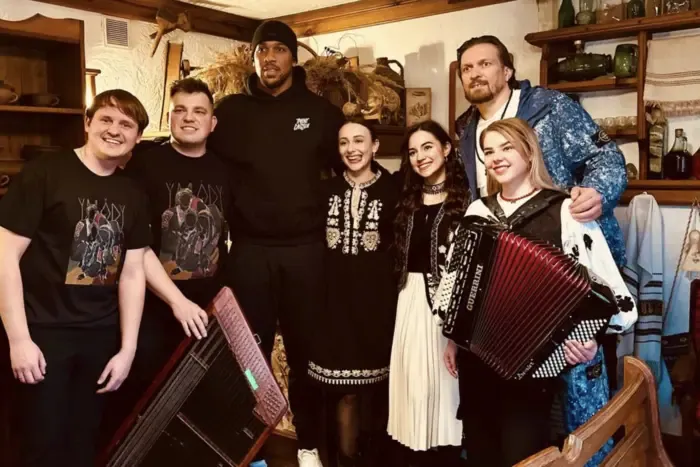 Усик показав Джошуа справжній Київ