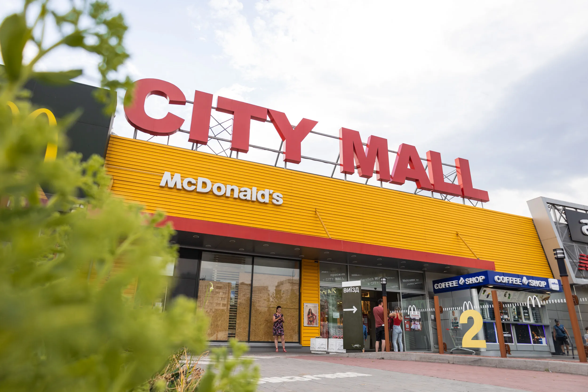 Video: A shopping center caught fire in Zaporizhzhia following a Russian attack