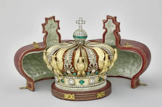 Злодії розплющили корону імператриці Франції під час пограбування Лувра