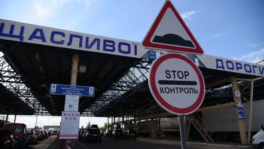 Правительство отменило ограничения на выезд за границу для всех женщин