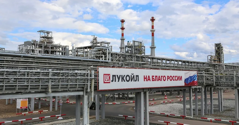 Відео: у Пермі після атаки БПЛА палає установка на НПЗ Лукойлу