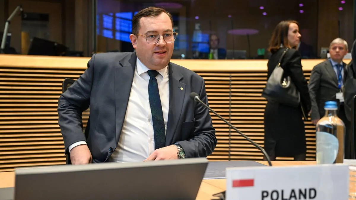 У Польщі затримали чоловіка, який розкидав гній біля будинку міністра