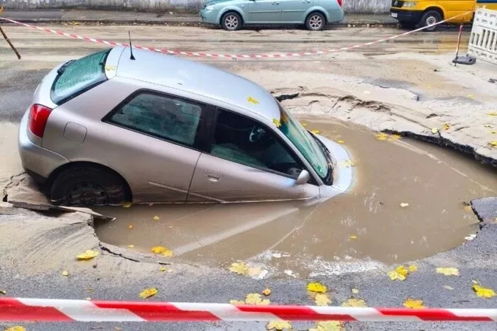 基辅发生供水管道事故，一辆汽车陷进沥青路面下方
