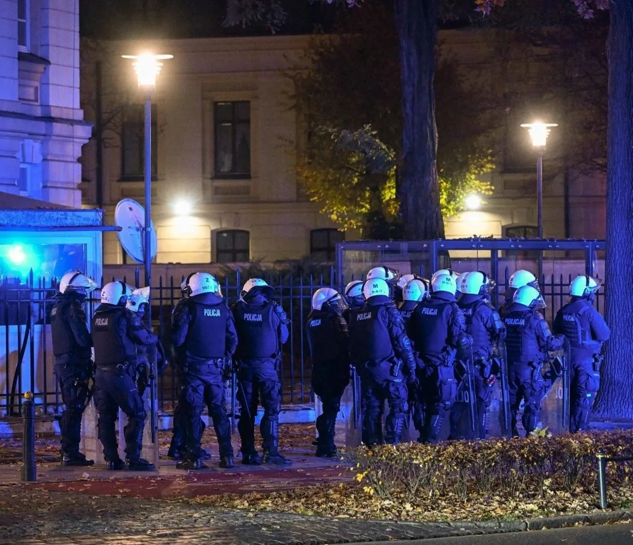 Tusk sparked protests outside the Constitutional Court building ...