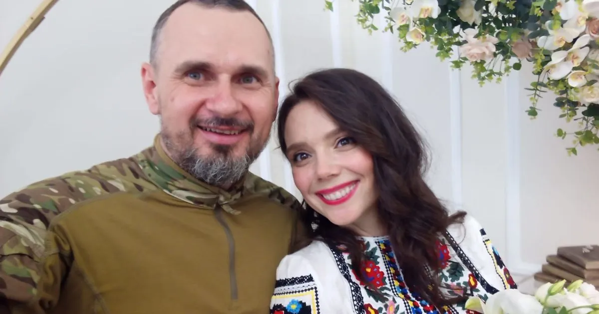 Відео: дружина Олега Сенцова привітала режисера та військового з 50-річчям