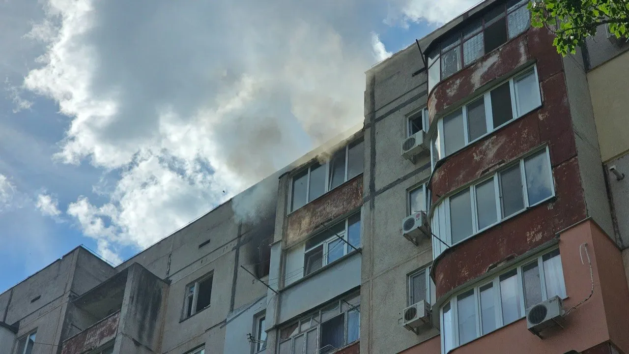 Російські окупанти вдарили по багатоповерхівці у Херсоні