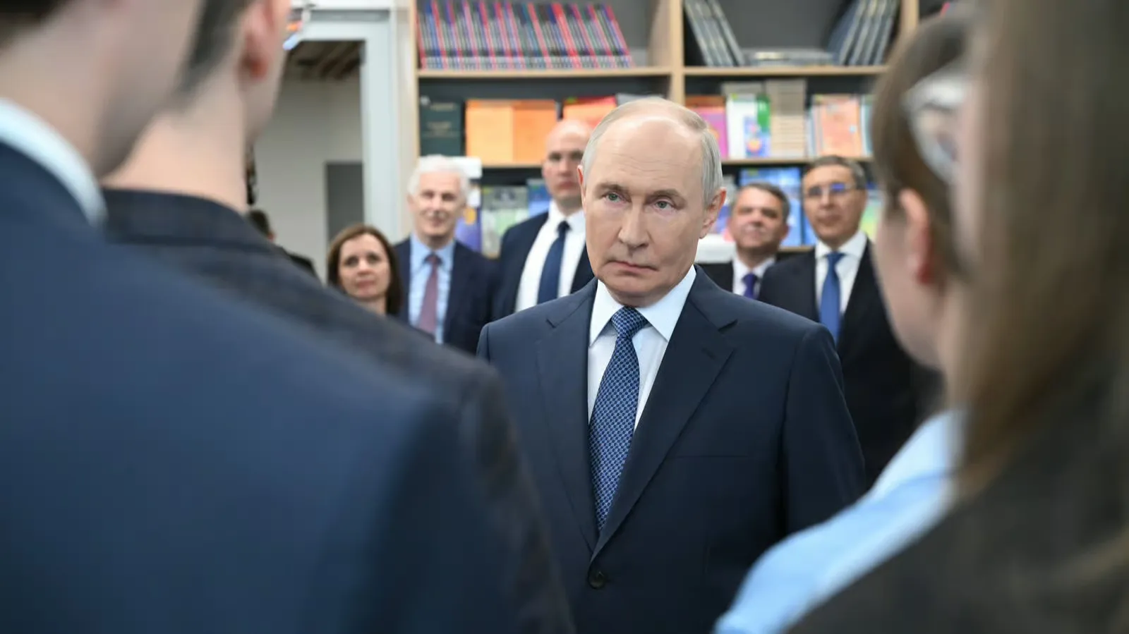 Video: Putin met with Russians at a gas station where they had run out of gas