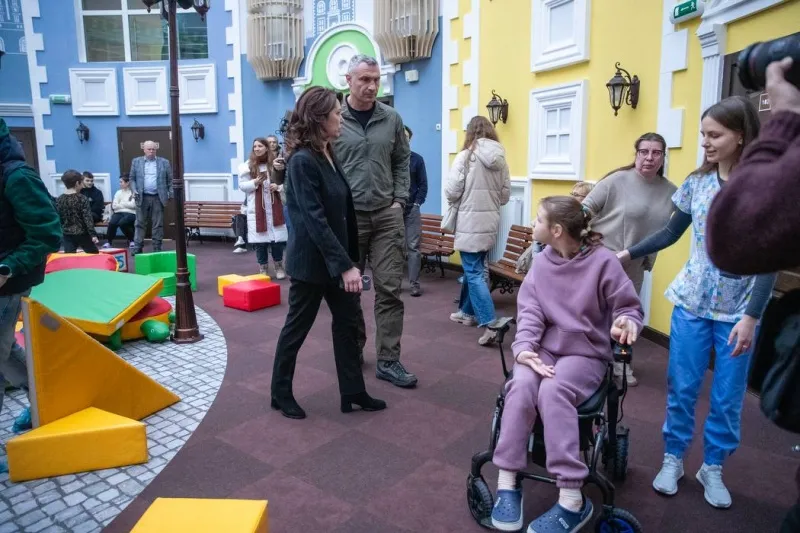 Реабілітаційні центри Києва забезпечили світлом і теплом