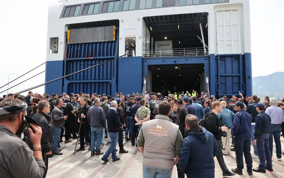 Грецькі фермери другий день блокують порт Лесбоса через карантинні обмеження