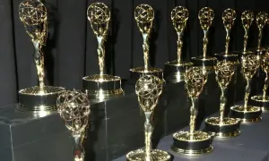У готелі Україна замінили сліди обстрілів дитячим петриківським розписом