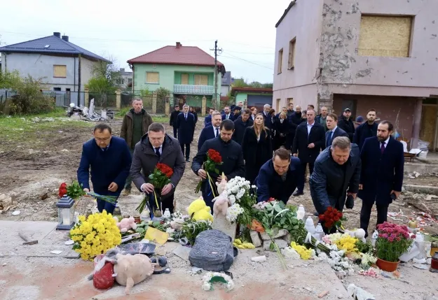 Глава МЗС Польщі відвідав місце російського удару під Львовом Глава МЗС Польщі відвідав місце російського удару під Львовом