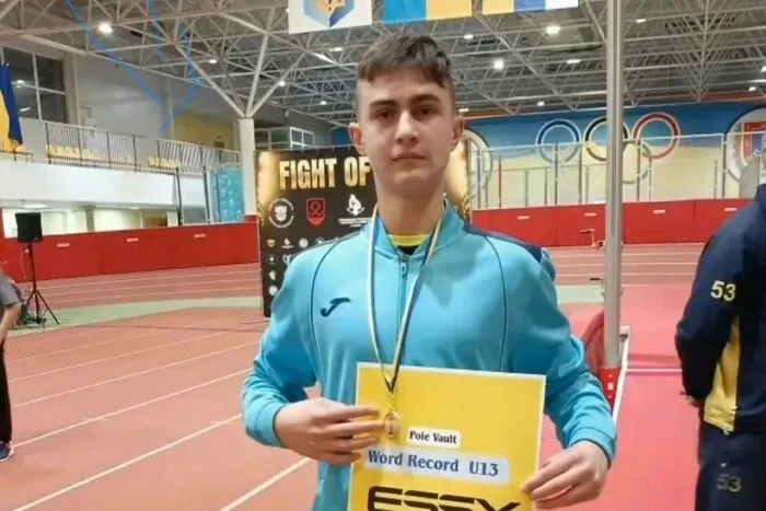 A Ukrainian teenager has once again broken the world record in the pole vault