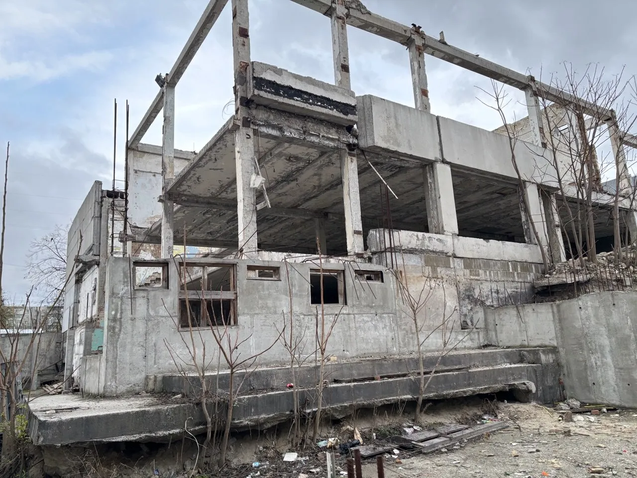 (Video) In Kyiv, a building of the Institute of Postgraduate Education has fallen into ruin due to neglect