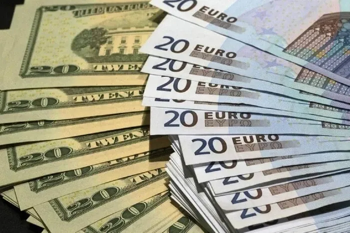 Валюта дорожчає напередодні Нового року